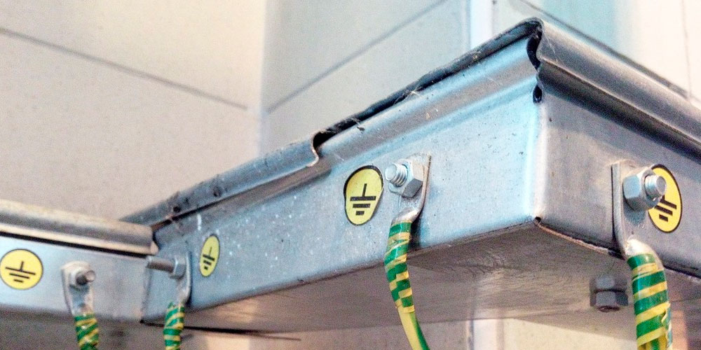 Требуется ли заземлять лотки со слаботочными кабелями?